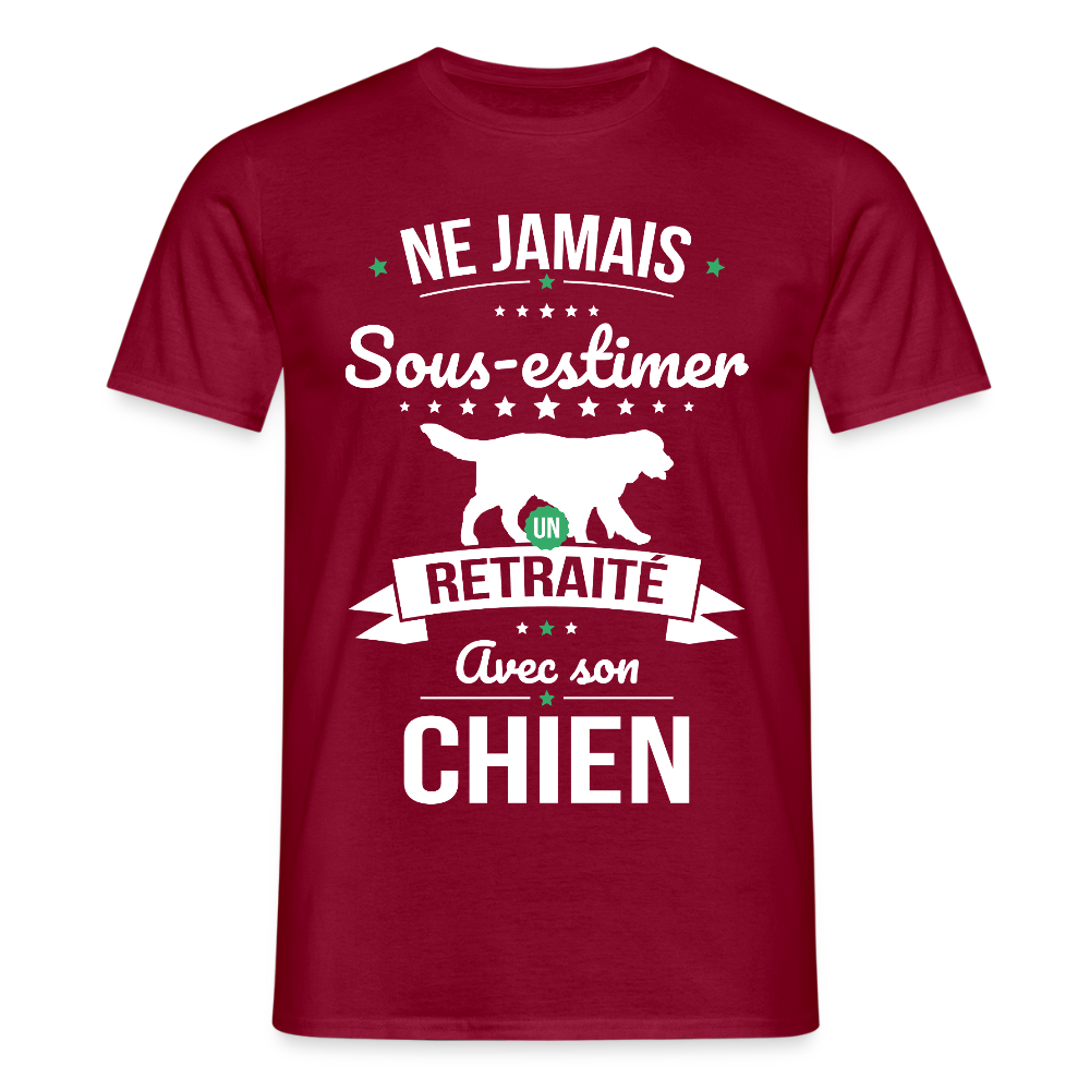 T-shirt Homme - Ne jamais sous-estimer un retraité avec son chien - rouge brique