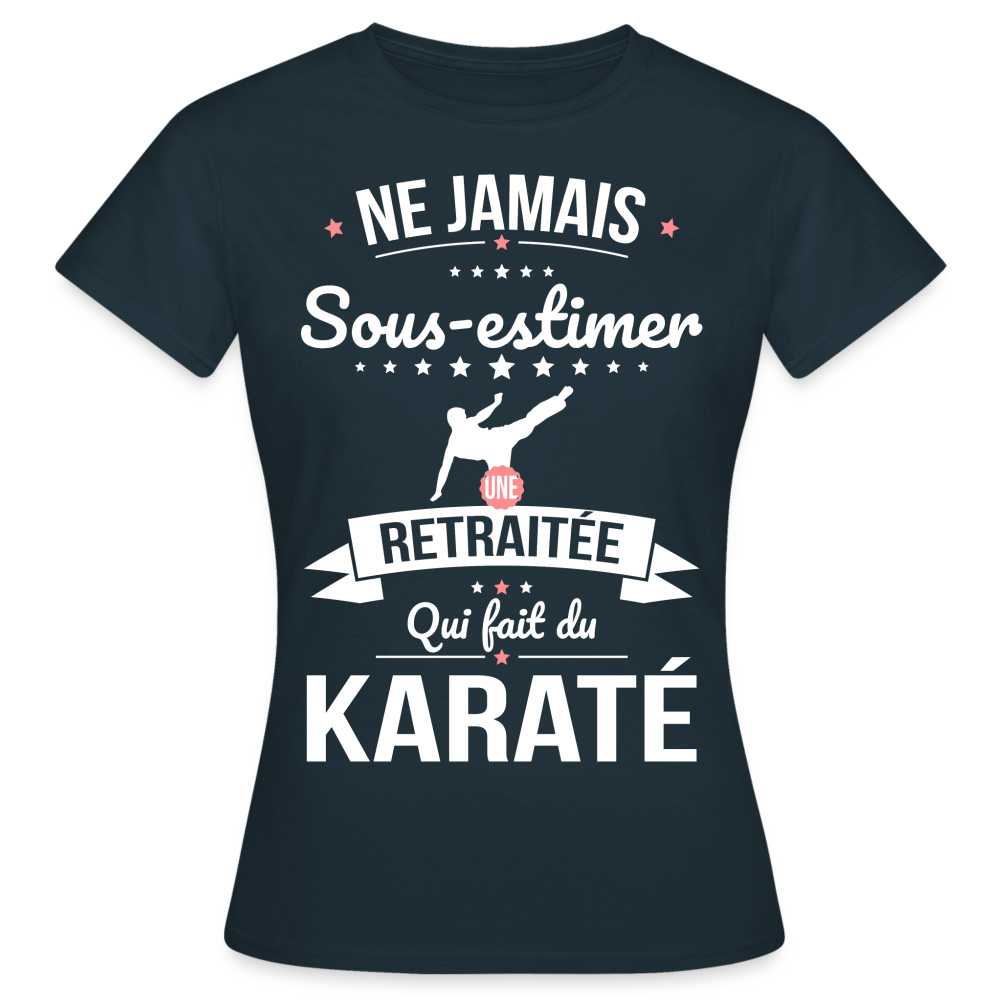 T-shirt Femme - Ne jamais sous-estimer une retraitée qui fait du karaté - marine