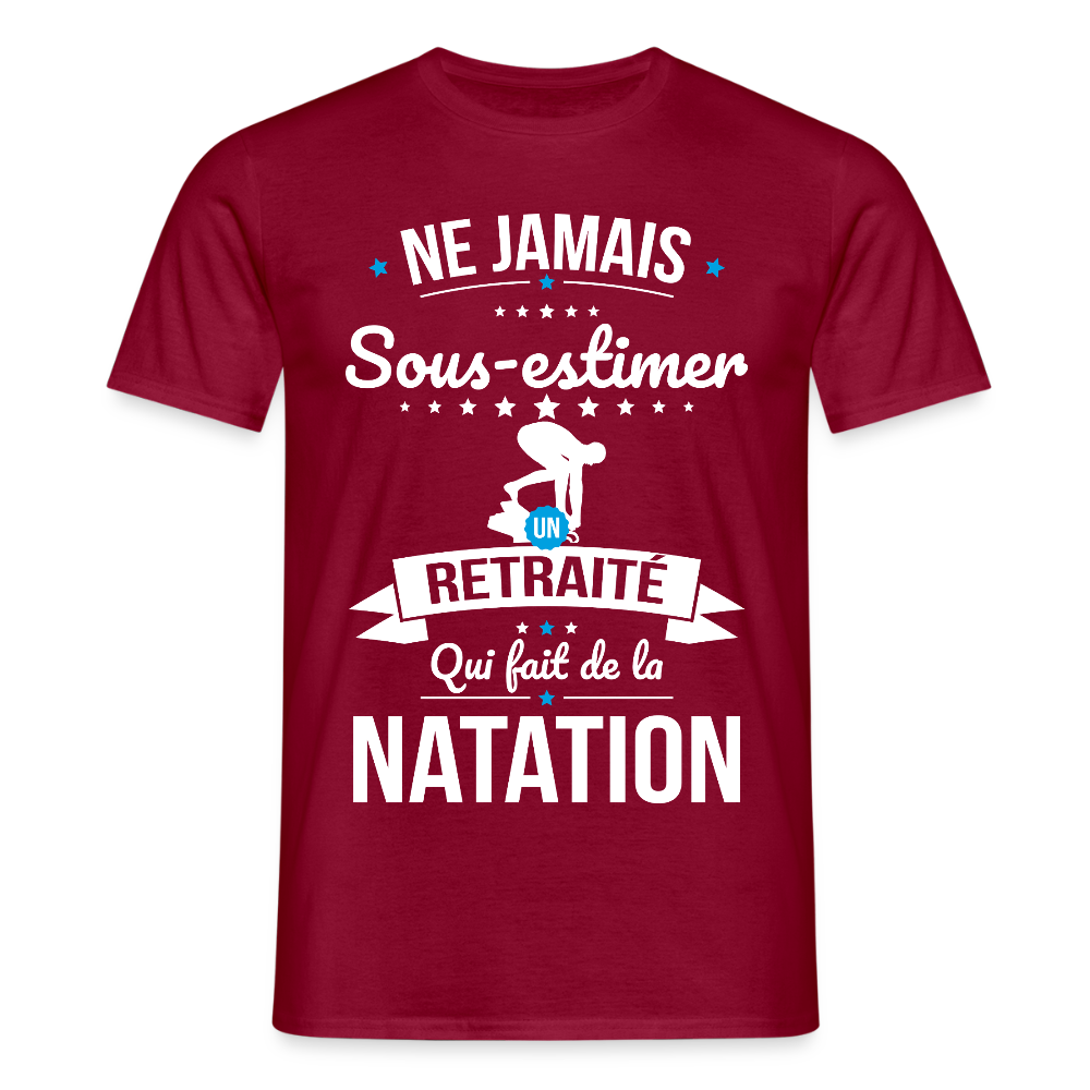 T-shirt Homme - Ne jamais sous-estimer un retraité qui fait de la natation - rouge brique
