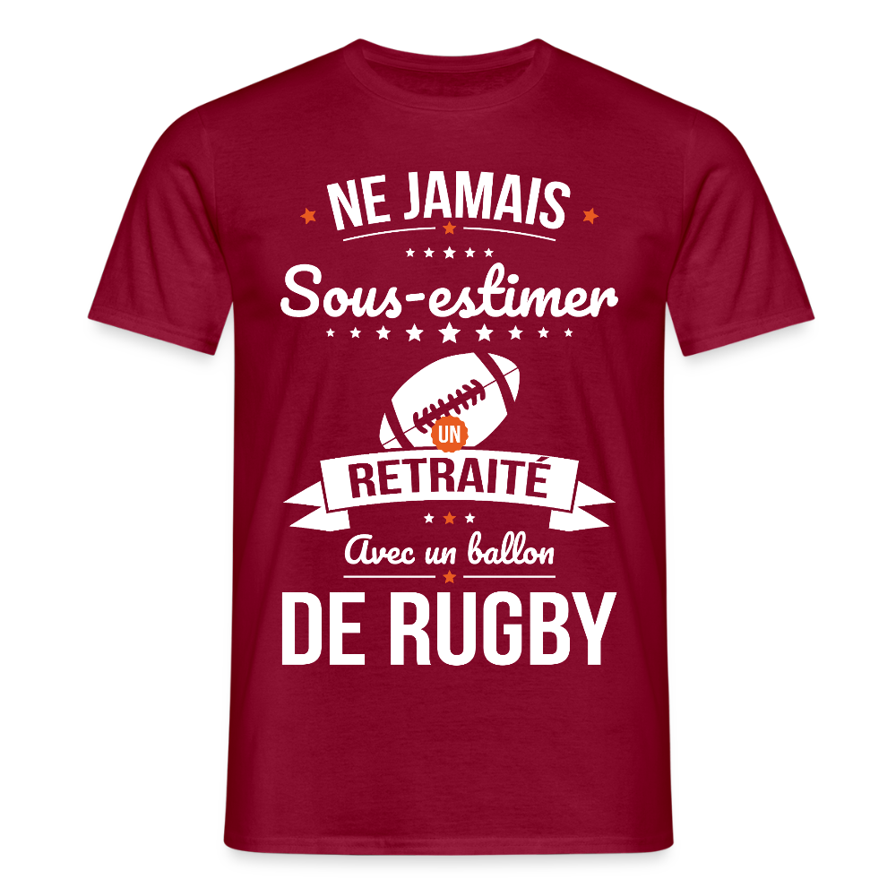 T-shirt Homme - Ne jamais sous-estimer un retraité avec un ballon de rugby - rouge brique