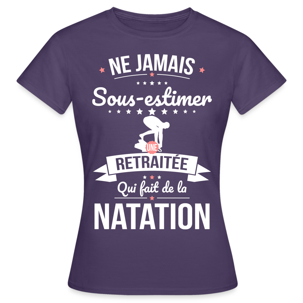 T-shirt Femme - Ne jamais sous-estimer une retraitée qui fait de la natation - violet foncé