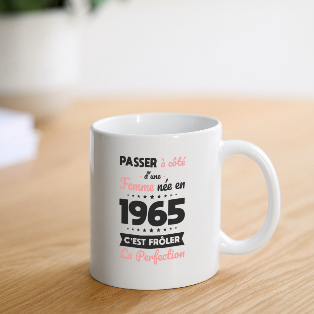 Mug blanc - Anniversaire 60 Ans - Née en 1965 - Frôler la perfection - blanc