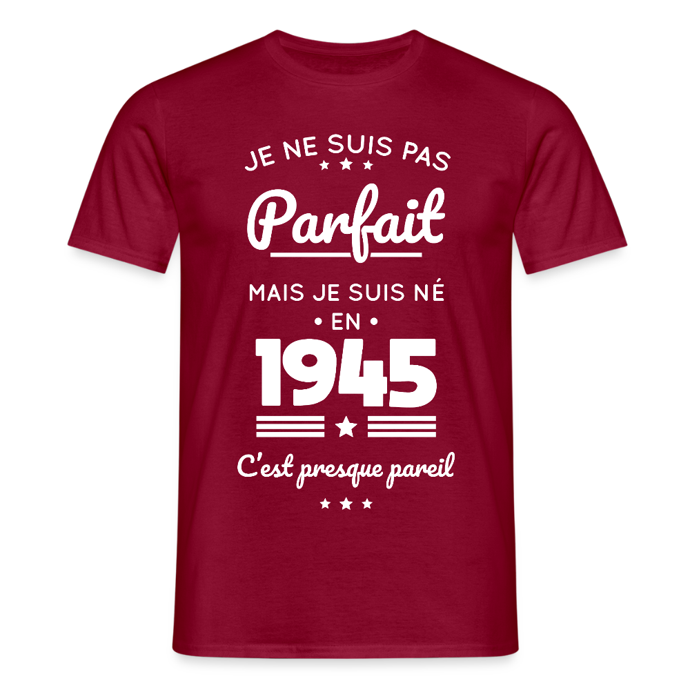 T-shirt Homme - Anniversaire 80 Ans - Pas parfait mais né en 1945 - rouge brique