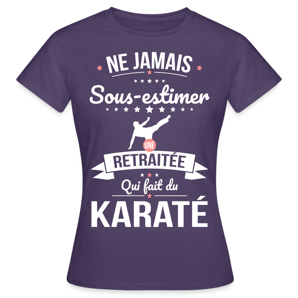 T-shirt Femme - Ne jamais sous-estimer une retraitée qui fait du karaté - violet foncé