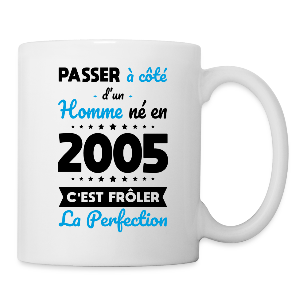 Mug blanc - Anniversaire 20 Ans - Né en 2005 - Frôler la perfection - blanc