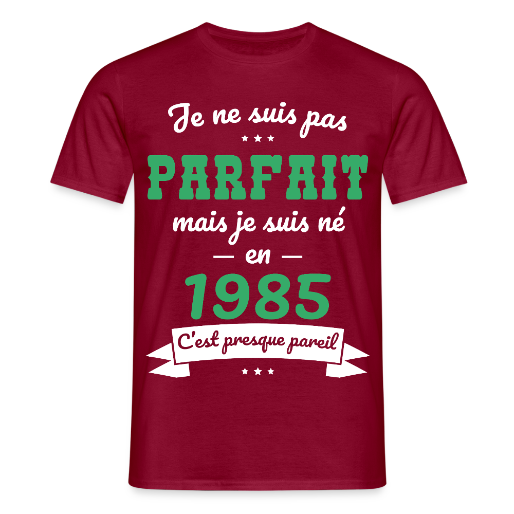 T-shirt Homme - Anniversaire 40 Ans - Pas parfait mais né en 1985 - rouge brique