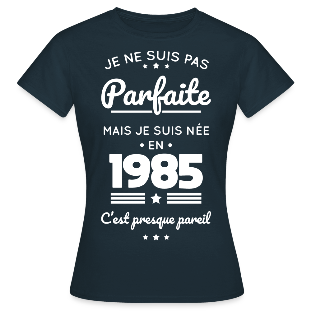 T-shirt Femme - Anniversaire 40 Ans - Pas parfaite mais née en 1985 - marine