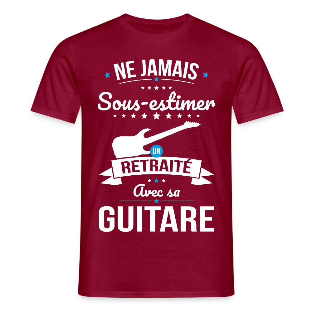T-shirt Homme - Ne jamais sous-estimer un retraité avec sa guitare - rouge brique