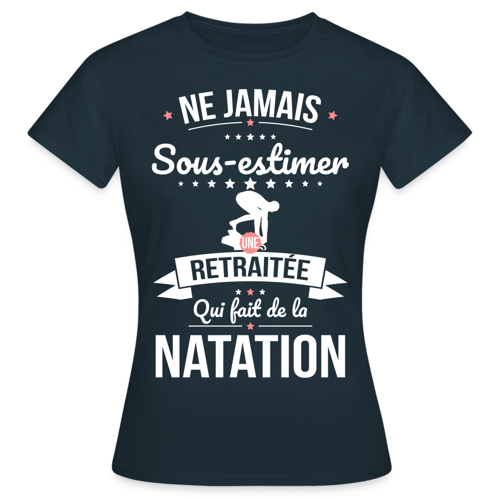 T-shirt Femme - Ne jamais sous-estimer une retraitée qui fait de la natation - marine