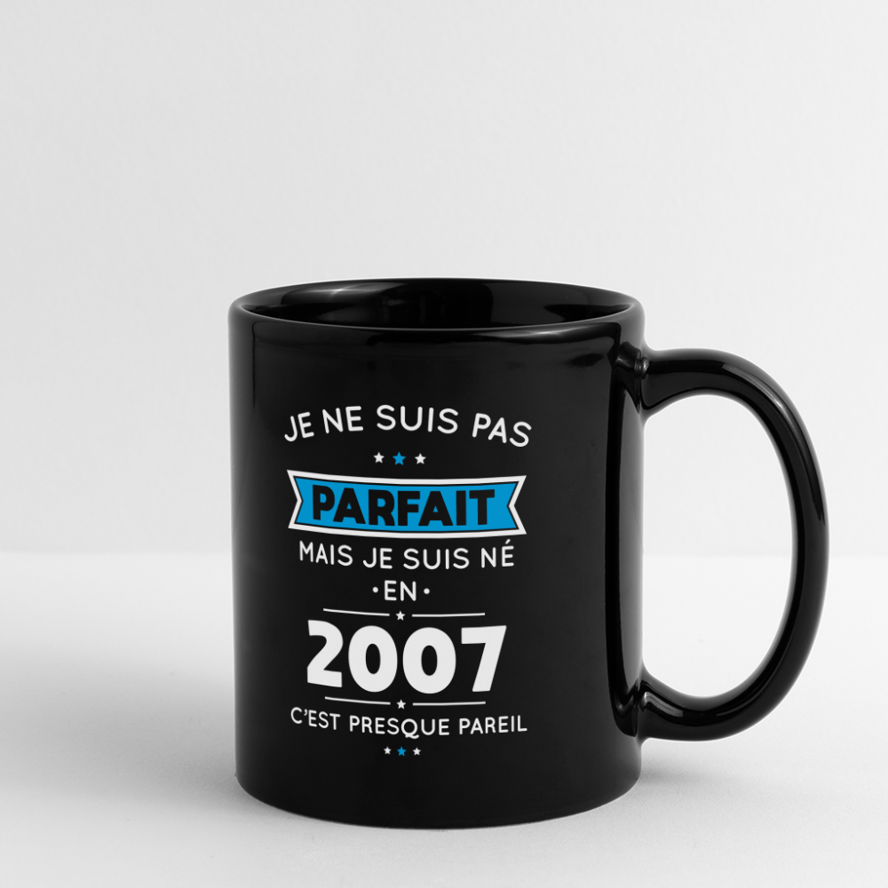 Mug uni - Anniversaire 18 Ans - Pas parfait mais né en 2007 - noir
