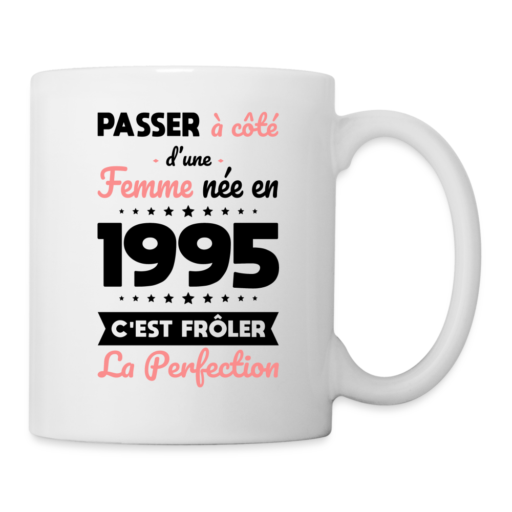 Mug blanc - Anniversaire 30 Ans - Née en 1995 - Frôler la perfection - blanc