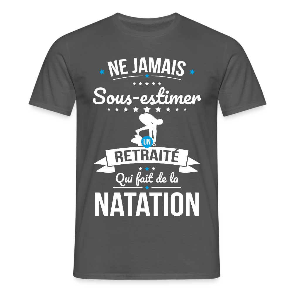 T-shirt Homme - Ne jamais sous-estimer un retraité qui fait de la natation - charbon