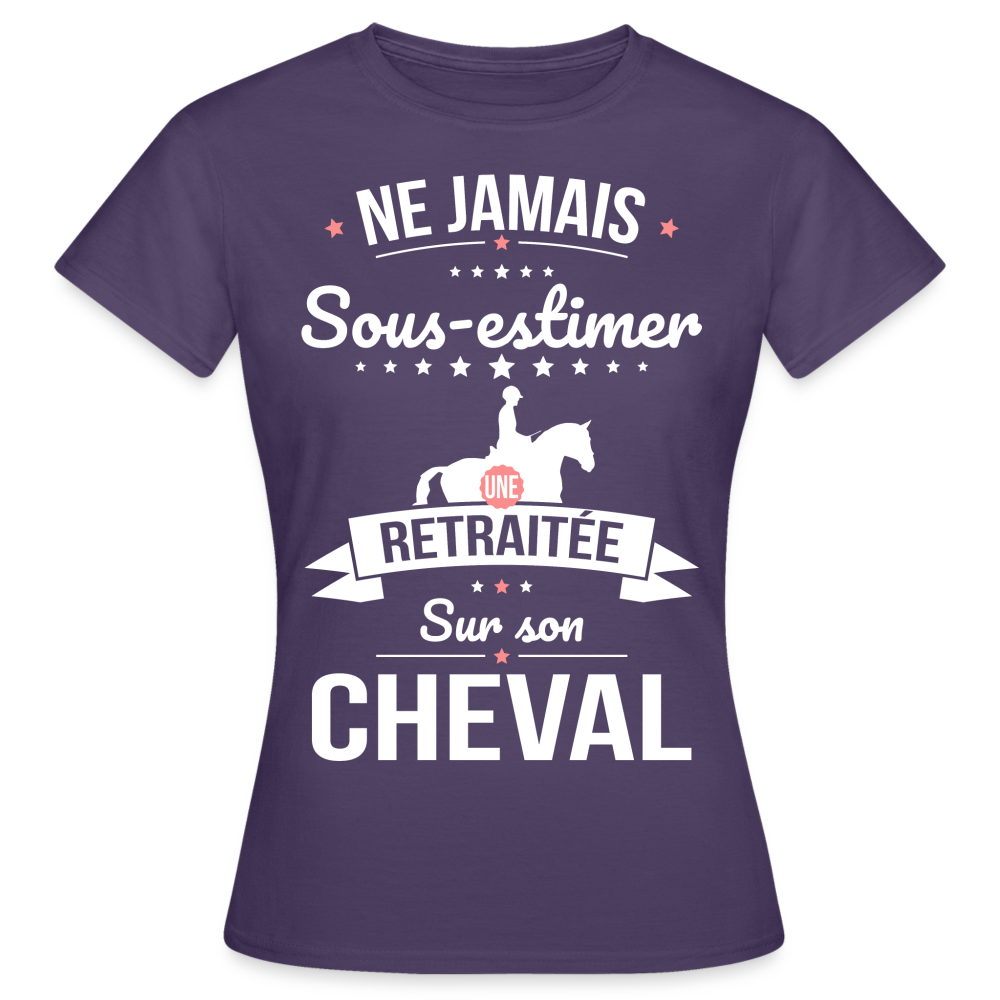 T-shirt Femme - Ne jamais sous-estimer une retraitée sur son cheval - violet foncé