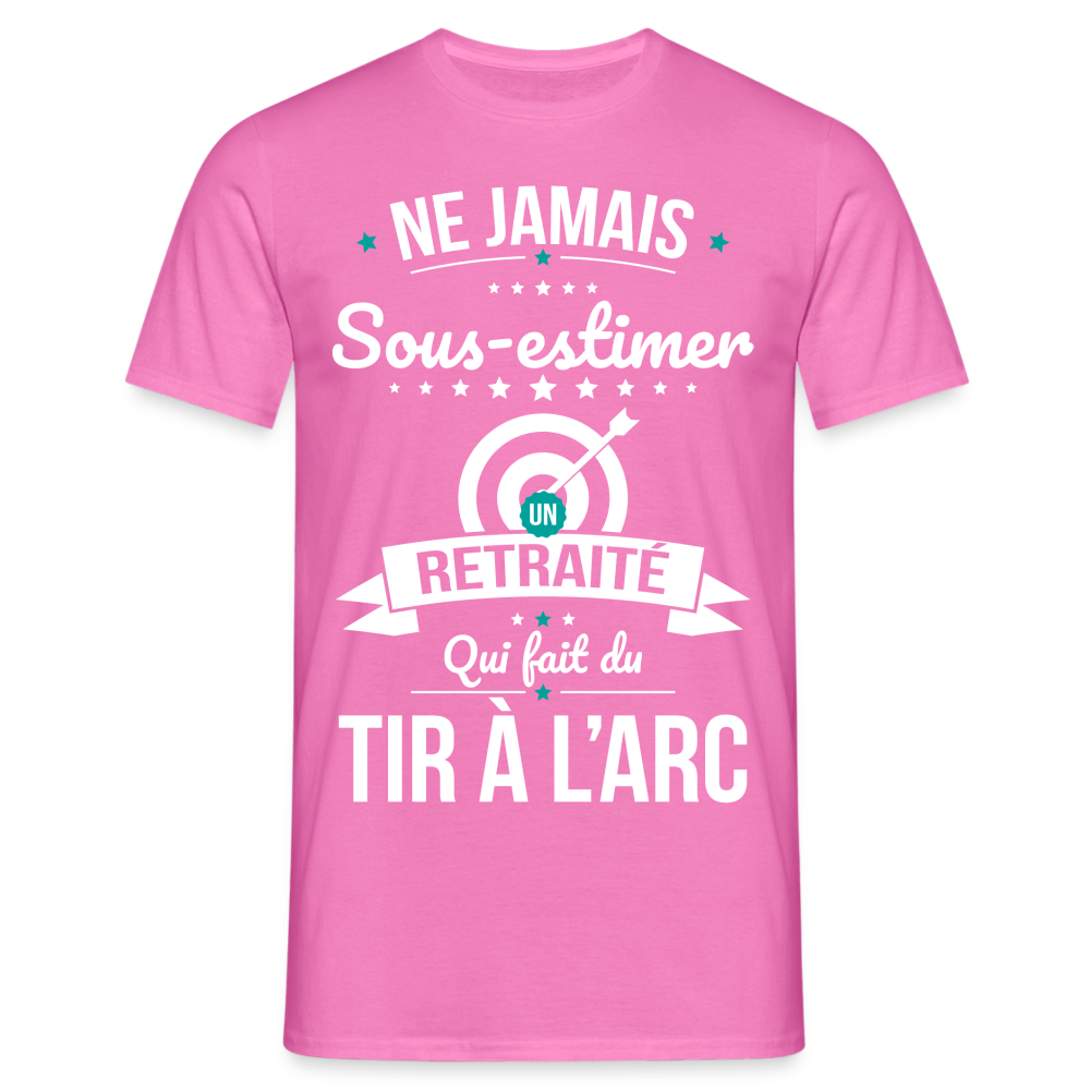 T-shirt Homme - Ne jamais sous-estimer un retraité qui fait du tir à l'arc - rose