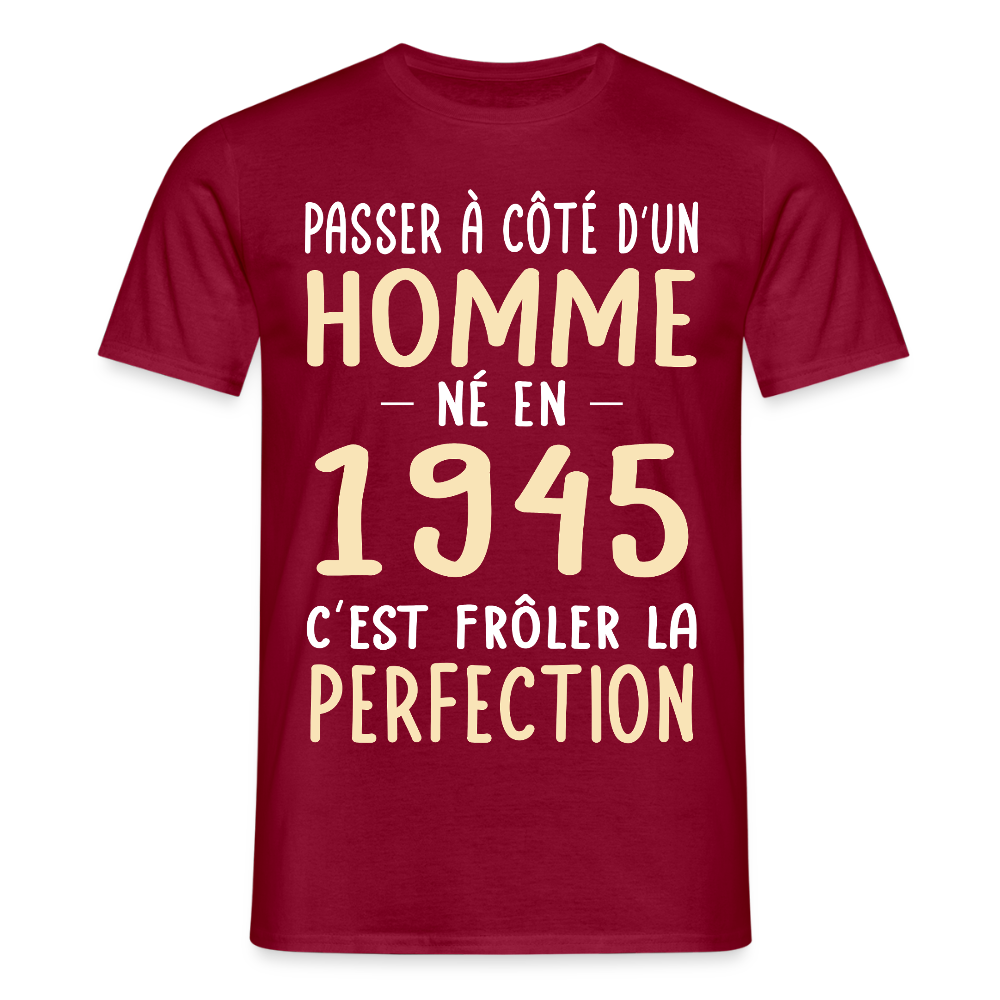 T-shirt Homme - Anniversaire 80 Ans - Né en 1945 - Frôler la perfection. - rouge brique