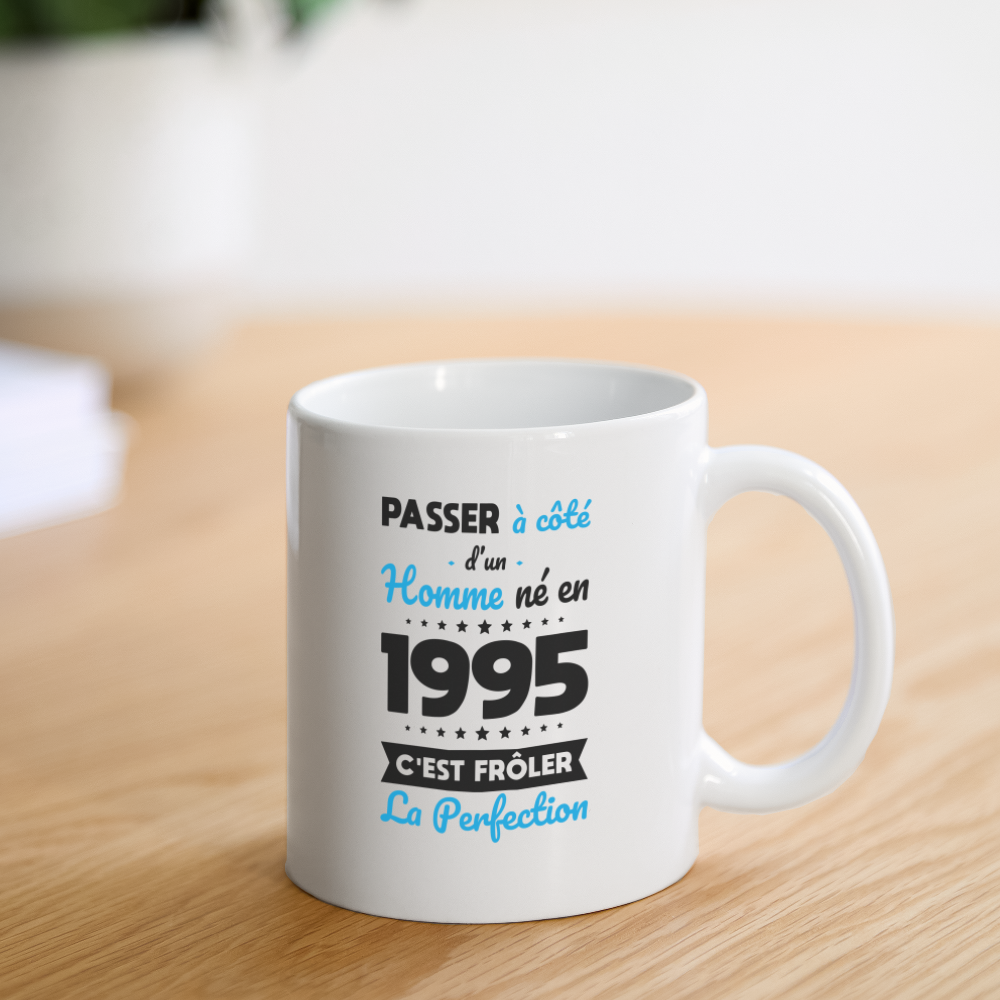 Mug blanc - Anniversaire 30 Ans - Né en 1995 - Frôler la perfection - blanc