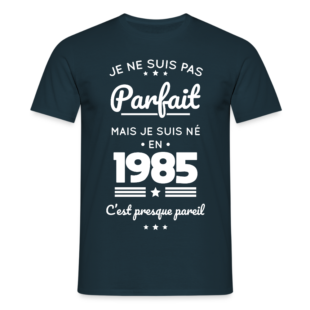 T-shirt Homme - Anniversaire 40 Ans - Pas parfait mais né en 1985 - marine