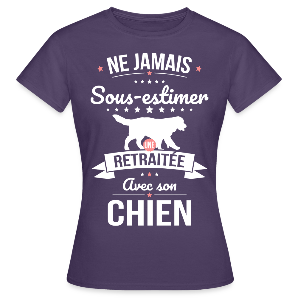 T-shirt Femme - Ne jamais sous-estimer une retraitée avec son chien - violet foncé