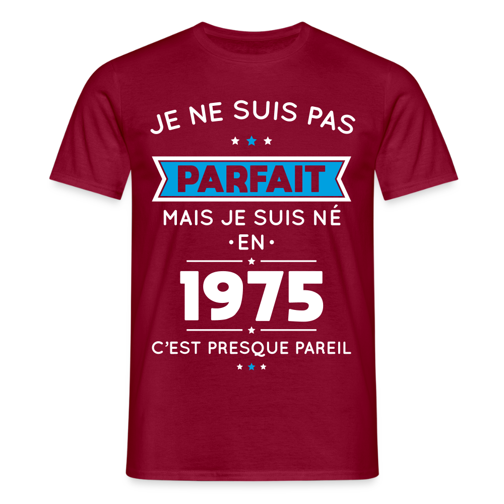 T-shirt Homme - Anniversaire 50 Ans - Pas parfait mais né en 1975 - rouge brique