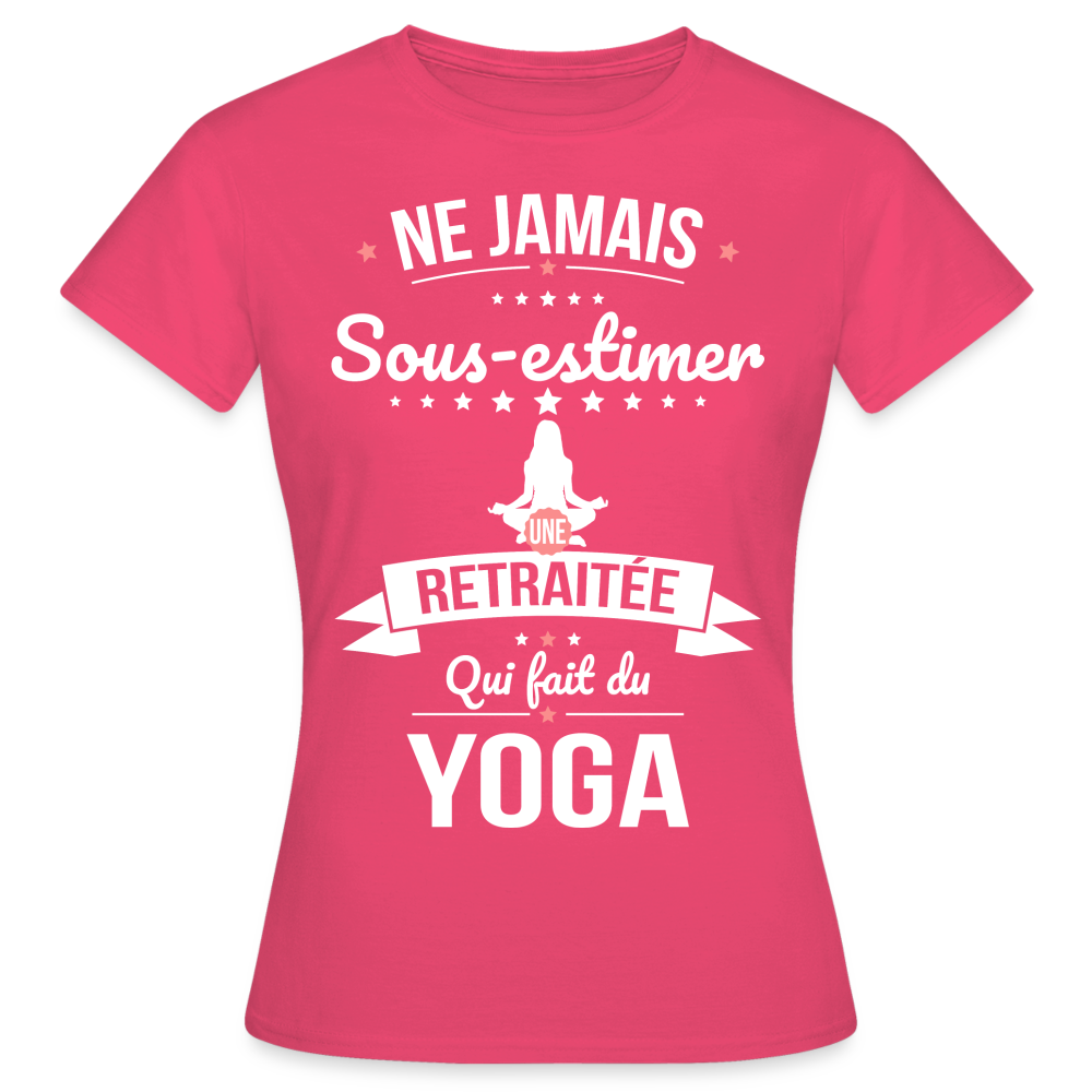 T-shirt Femme - Ne jamais sous-estimer une retraitée qui fait du yoga - rose azalée