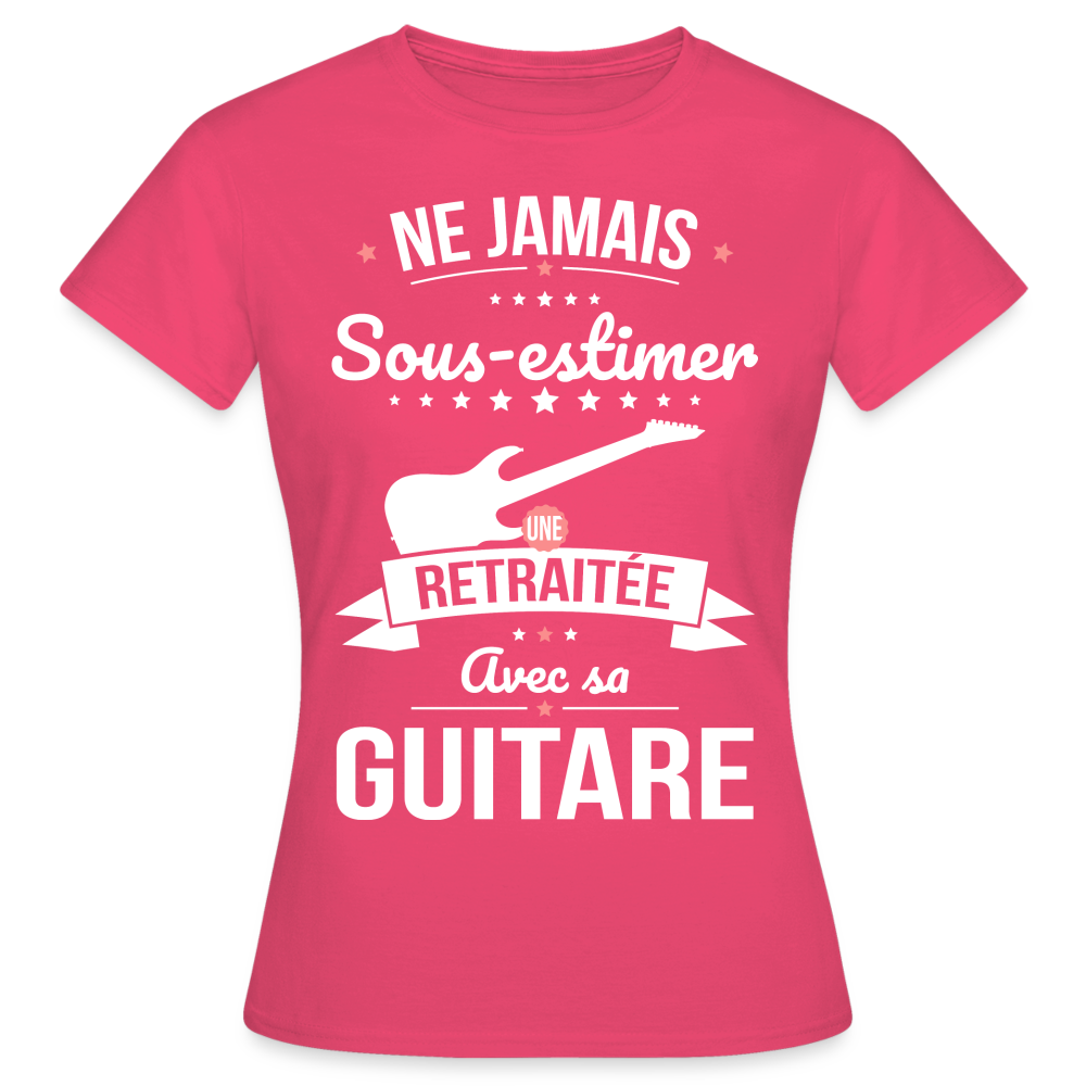 T-shirt Femme - Ne jamais sous-estimer une retraitée avec sa guitare - rose azalée