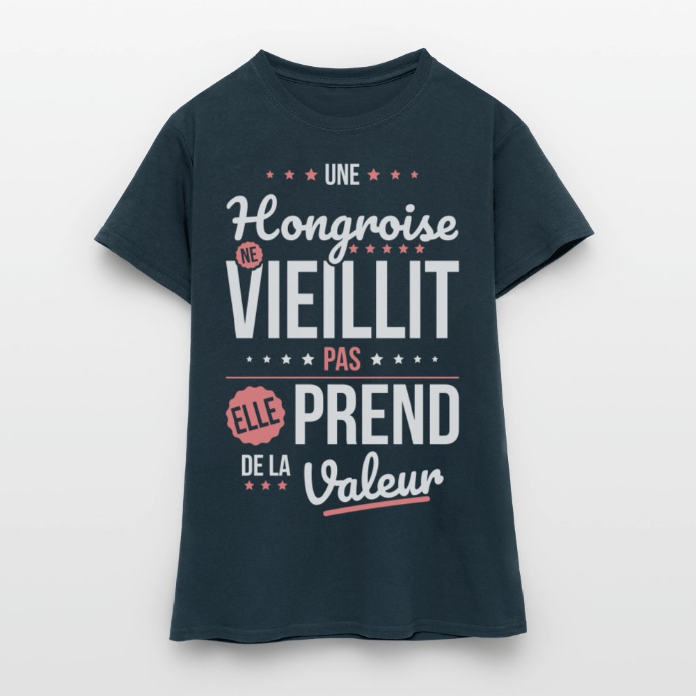 T-shirt Femme - Une Hongroise ne vieillit pas - marine