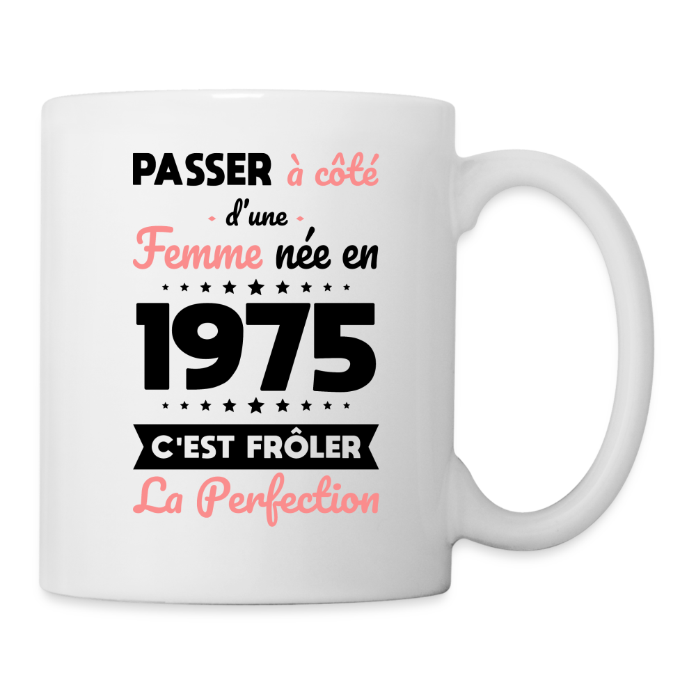 Mug blanc - Anniversaire 50 Ans - Née en 1975 - Frôler la perfection - blanc