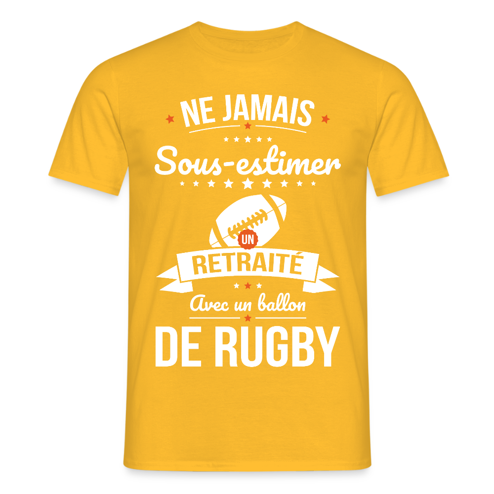 T-shirt Homme - Ne jamais sous-estimer un retraité avec un ballon de rugby - jaune