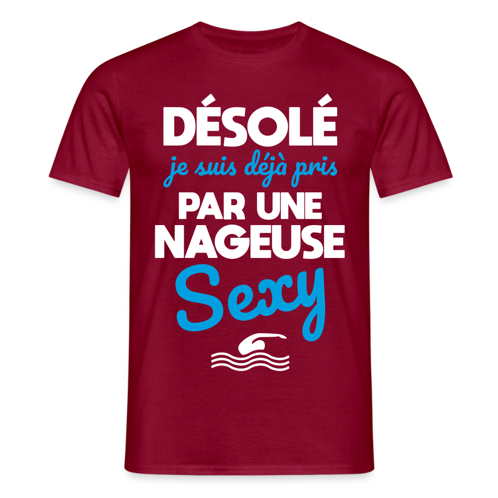 T-shirt Homme - Je suis pris par une nageuse sexy - rouge brique