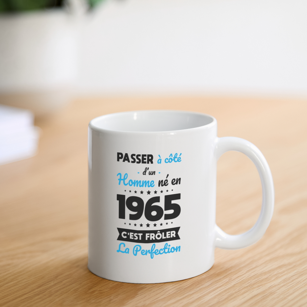 Mug blanc - Anniversaire 60 Ans - Né en 1965 - Frôler la perfection - blanc