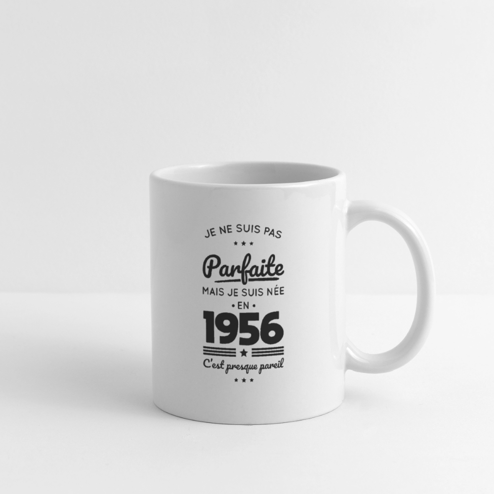 Mug blanc anniversaire femme 70 ans – Pas parfaite mais née en 1956 - blanc