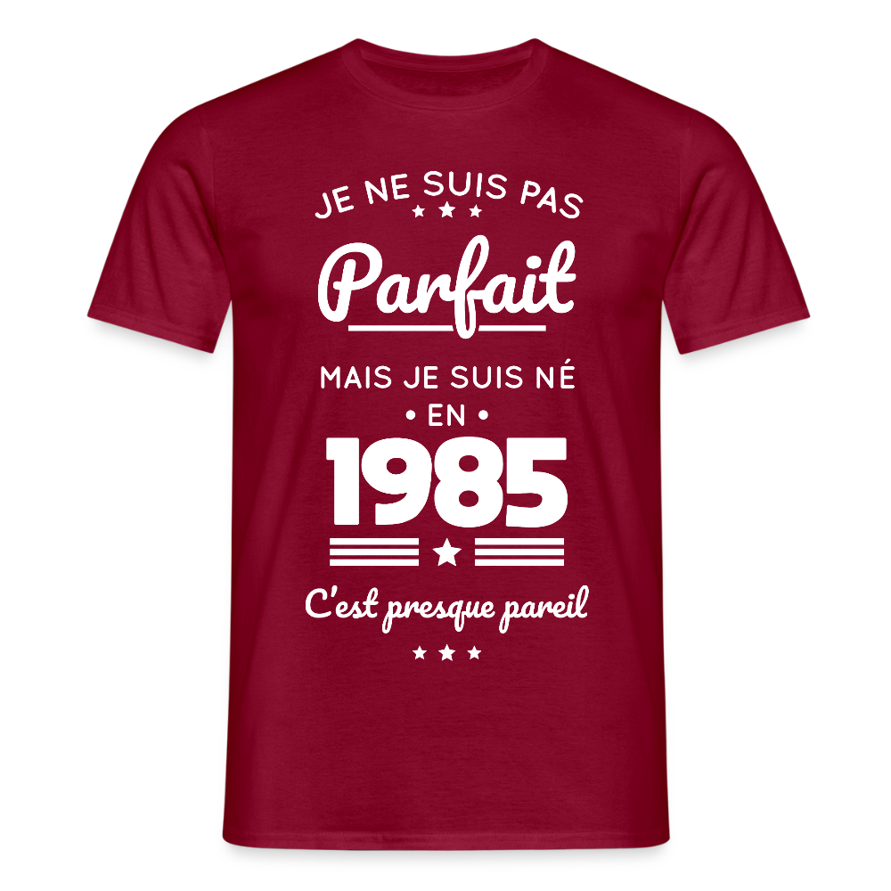 T-shirt Homme - Anniversaire 40 Ans - Pas parfait mais né en 1985 - rouge brique