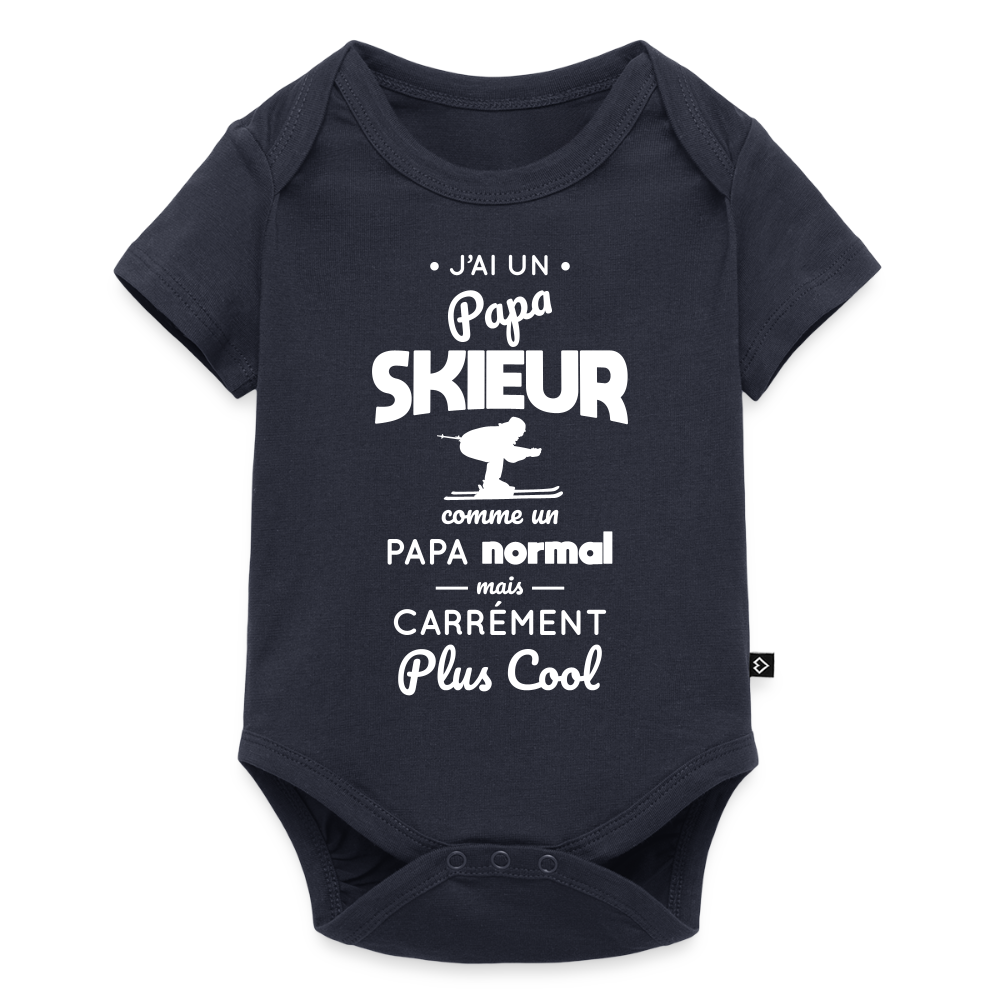 Body Bébé bio manches courtes - J'ai un papa skieur - bleu marine