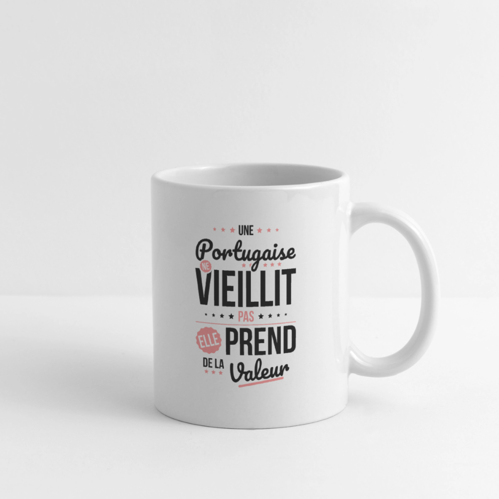 Mug blanc - Une Portugaise ne vieillit pas - blanc