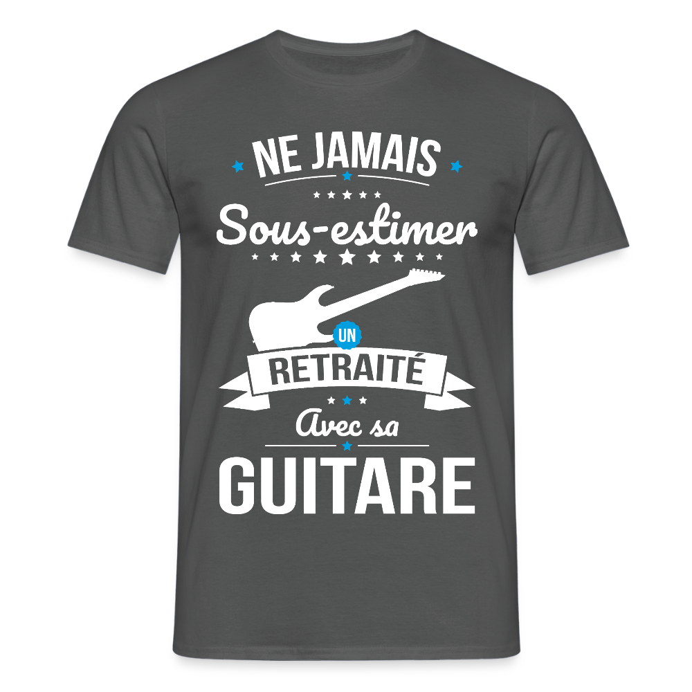 T-shirt Homme - Ne jamais sous-estimer un retraité avec sa guitare - charbon