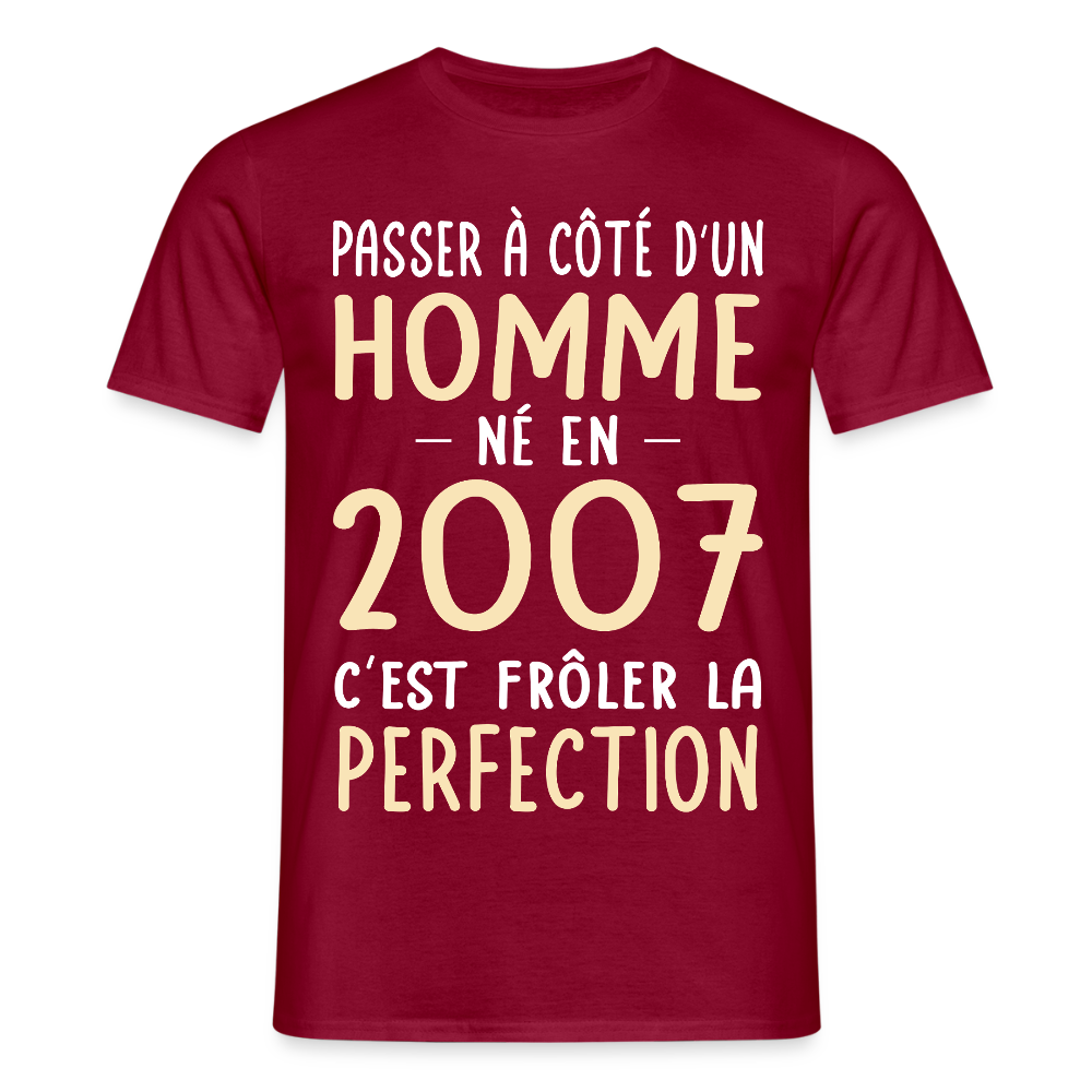 T-shirt Homme - Anniversaire 18 Ans - Né en 2007 - Frôler la perfection - rouge brique