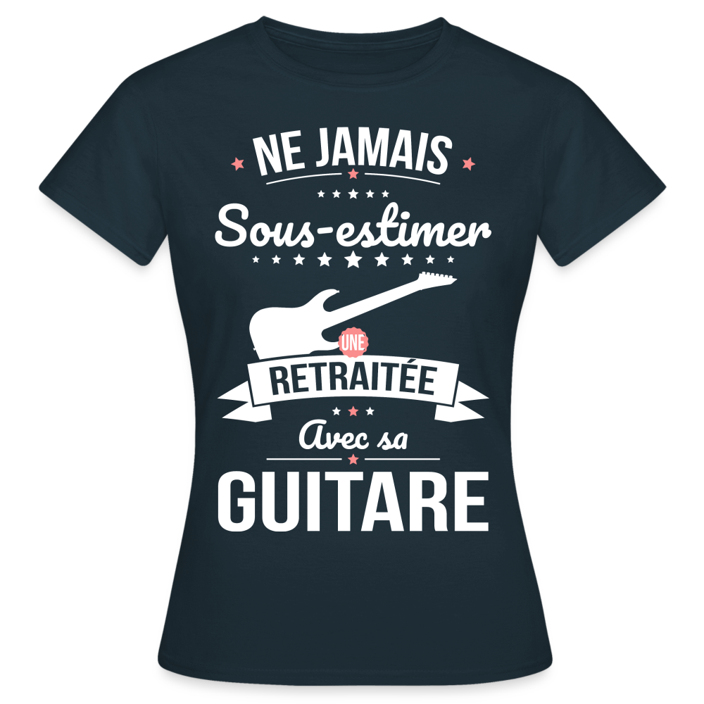 T-shirt Femme - Ne jamais sous-estimer une retraitée avec sa guitare - marine