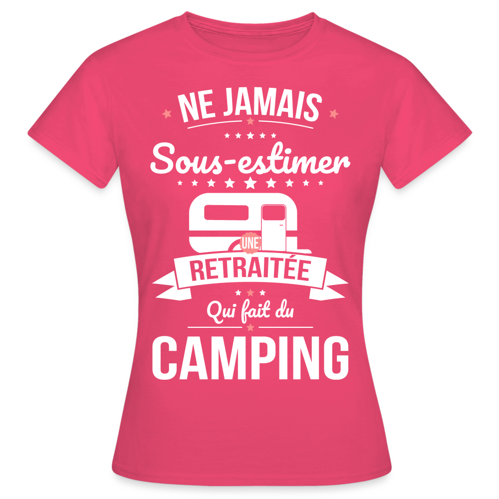 T-shirt Femme - Ne jamais sous-estimer une retraitée qui fait du camping - rose azalée