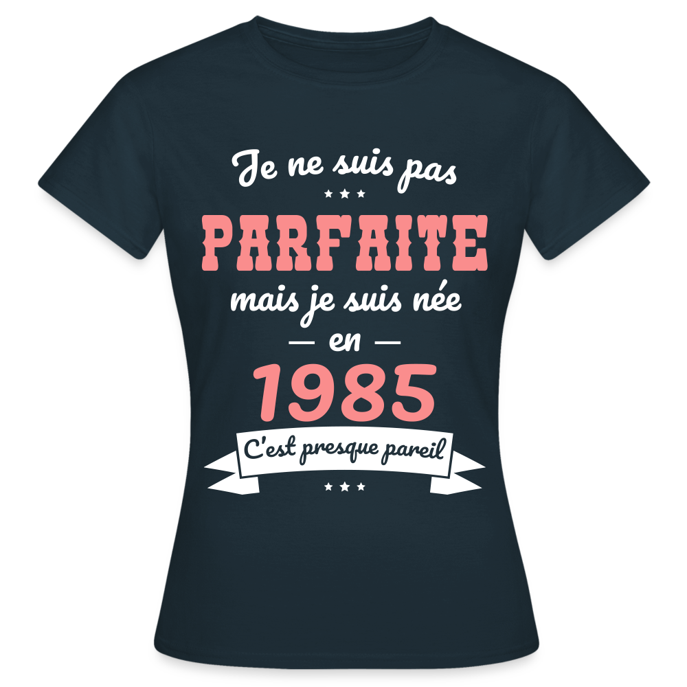T-shirt Femme - Anniversaire 40 Ans - Pas parfaite mais née en 1985 - marine