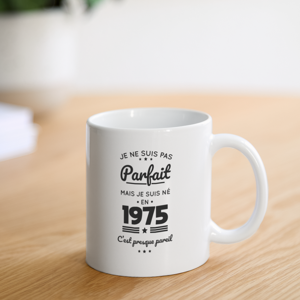 Mug blanc - Anniversaire 50 Ans - Pas parfait mais né en 1975 - blanc