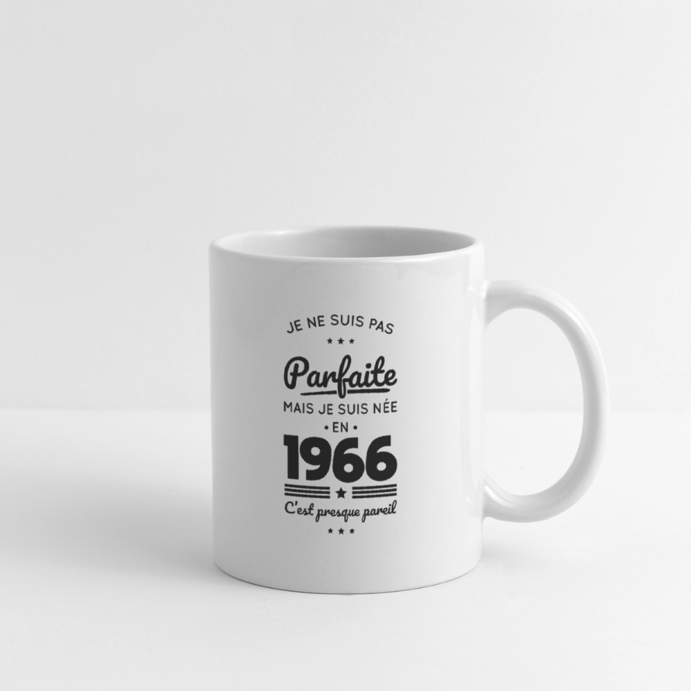 Mug blanc anniversaire femme 60 ans – Parfaite mais née en 1966 - blanc