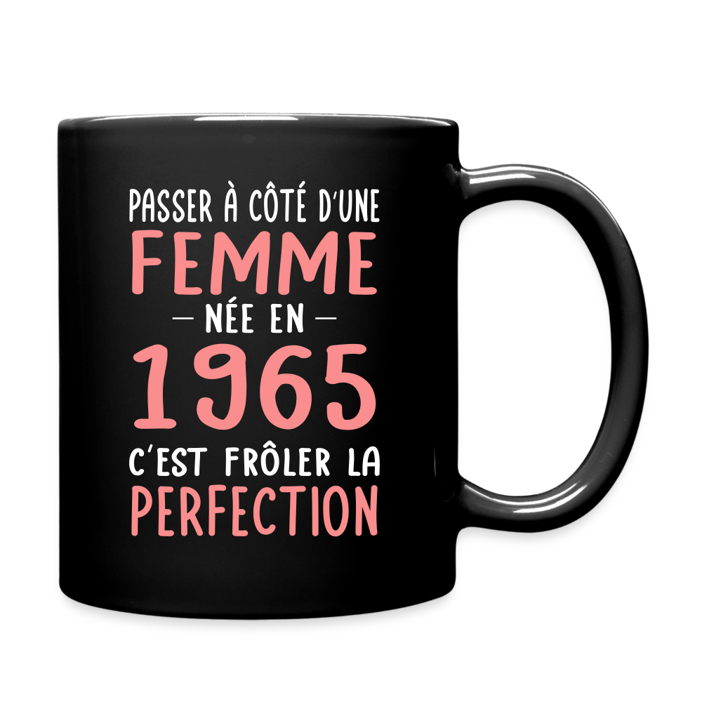 Mug uni - Anniversaire 60 Ans - Née en 1965 - Frôler la perfection - noir