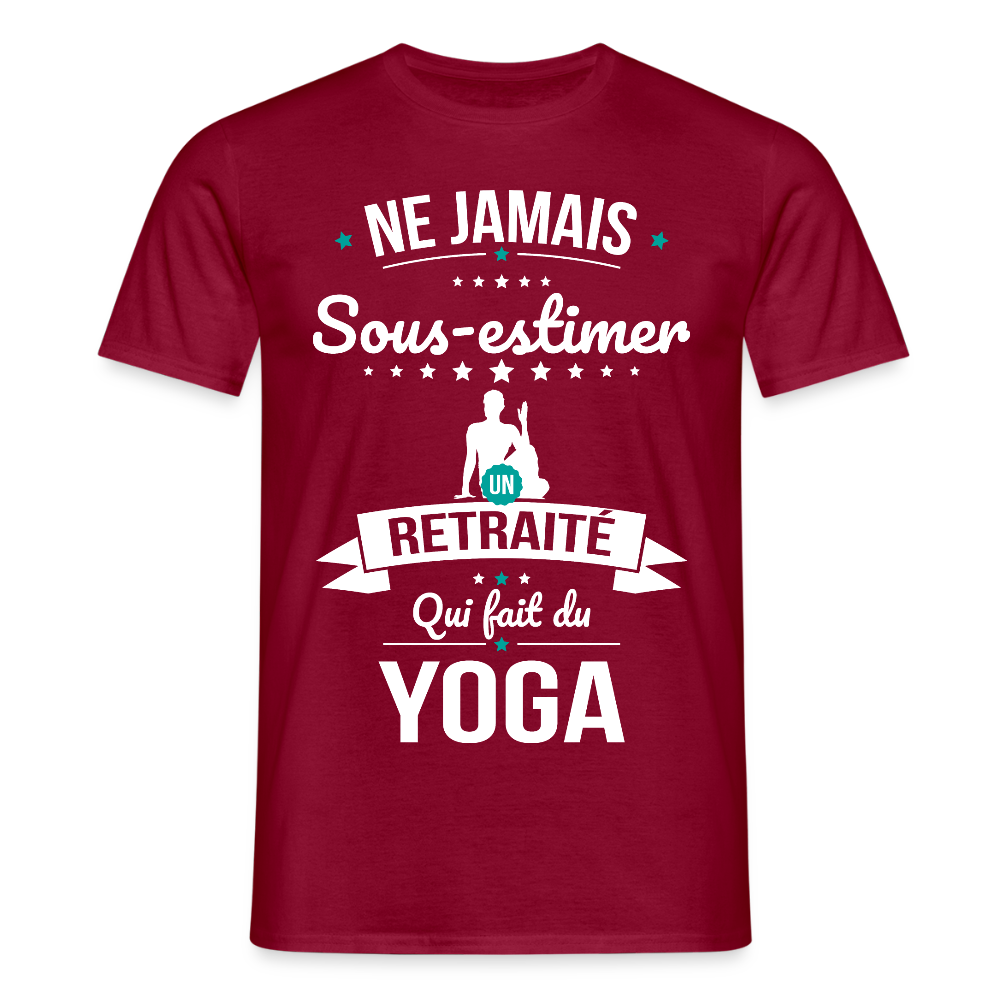 T-shirt Homme - Ne jamais sous-estimer un retraité qui fait du yoga - rouge brique