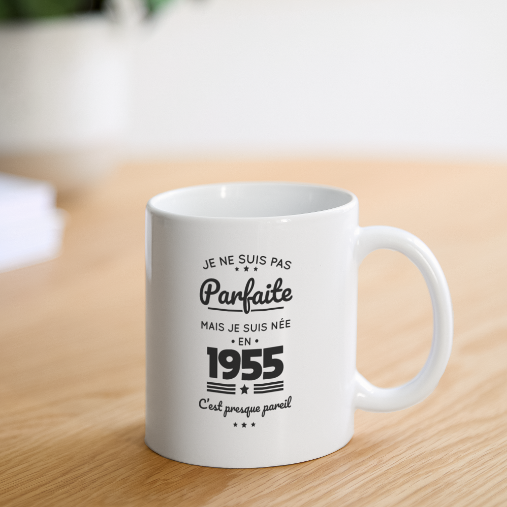 Mug blanc - Anniversaire 70 Ans - Pas parfaite mais née en 1955 - blanc