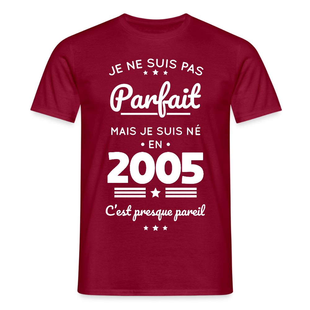 T-shirt Homme - Anniversaire 20 Ans - Pas parfait mais né en 2005 - rouge brique