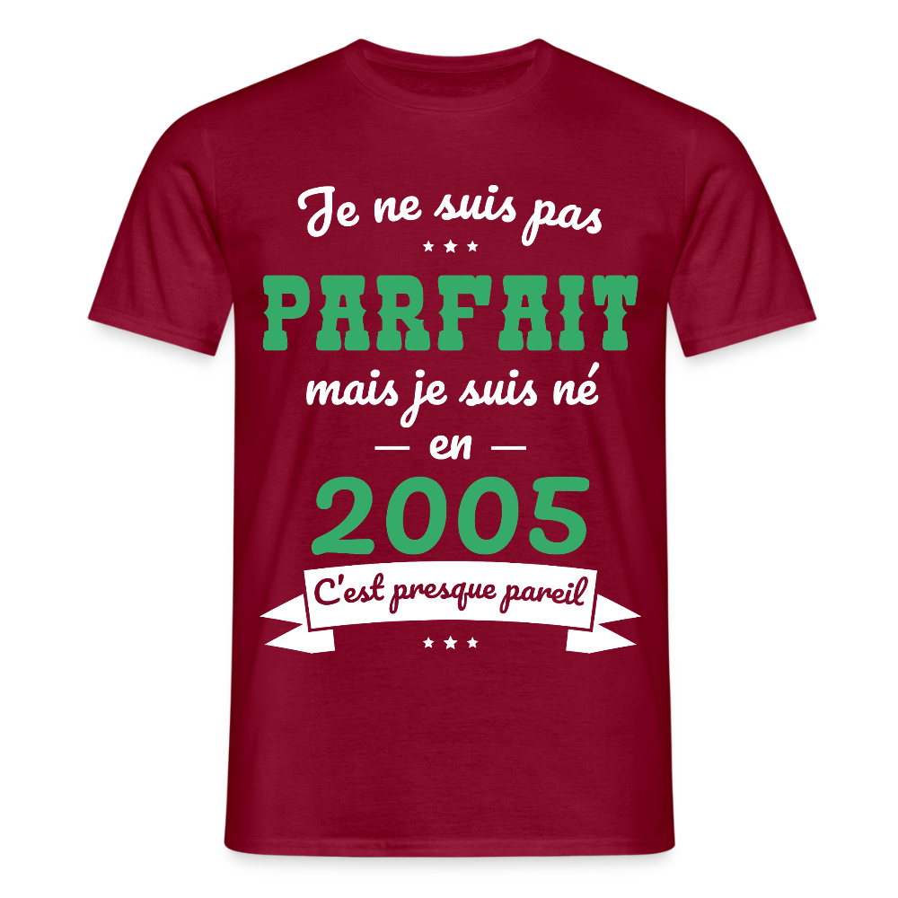 T-shirt Homme - Anniversaire 20 Ans - Pas parfait mais né en 2005 - rouge brique