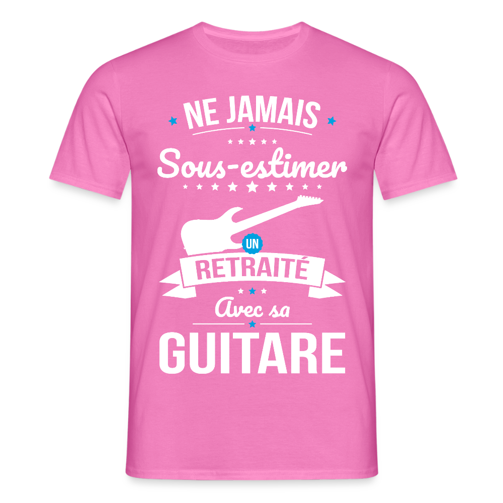 T-shirt Homme - Ne jamais sous-estimer un retraité avec sa guitare - rose