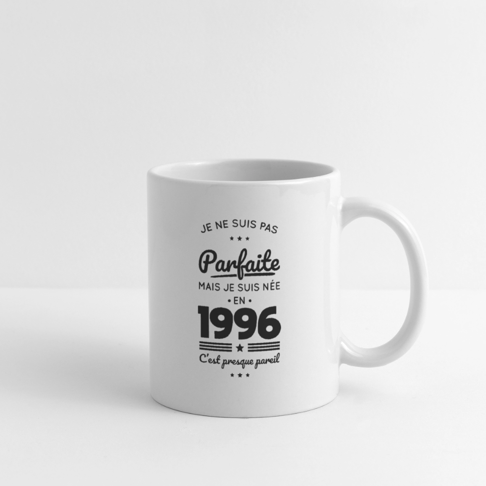 Mug blanc anniversaire femme 30 ans – Pas parfaite mais née en 1996 - blanc