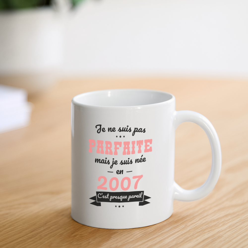 Mug blanc - Anniversaire 18 Ans - Pas parfaite mais née en 2007 - blanc