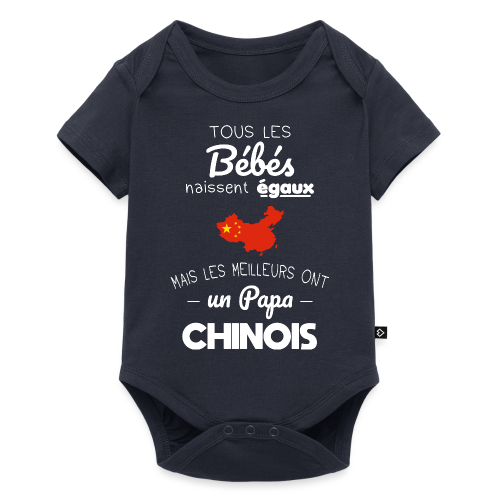 Body Bébé bio manches courtes - Les Meilleurs Ont Un Papa Chinois - bleu marine